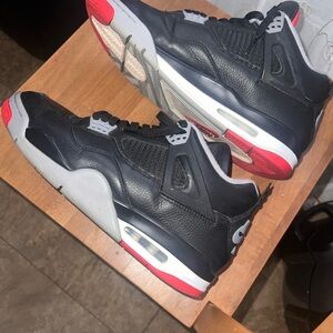 👟Nike Air Jordan 4 Retro sneakers👟 Black, Red and Gray Accents.